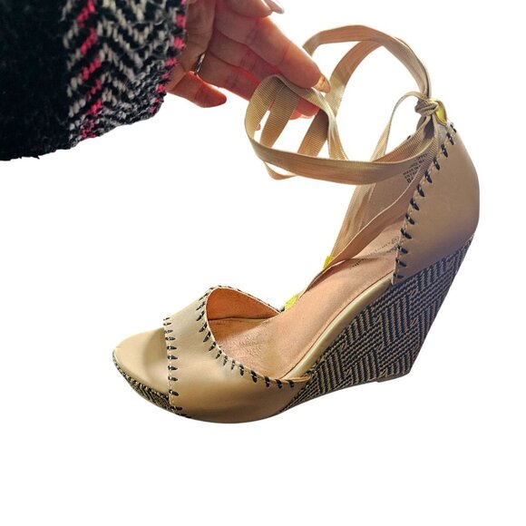Tan Woven Wedge Heels With Ankle Tie Strap & Black Stitch Detail Womens Size 8.5 - Picture 5 of 15